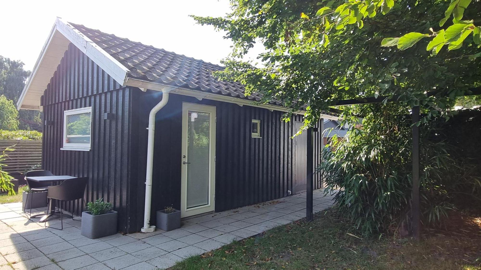Beach-Near Cozy Cottage Hollviken Exterior photo